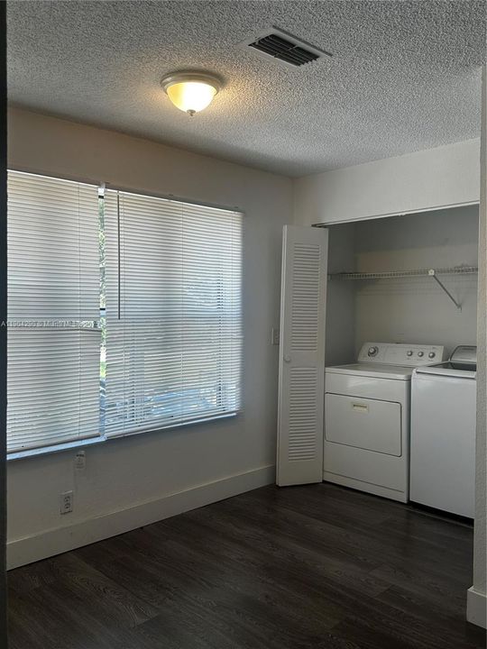 For Rent: $1,700 (1 beds, 1 baths, 712 Square Feet)
