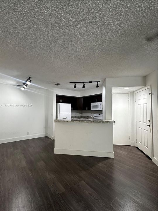 For Rent: $1,700 (1 beds, 1 baths, 712 Square Feet)