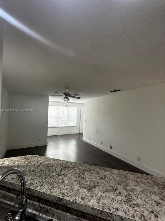 For Rent: $1,700 (1 beds, 1 baths, 712 Square Feet)