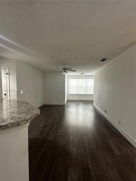 For Rent: $1,700 (1 beds, 1 baths, 712 Square Feet)