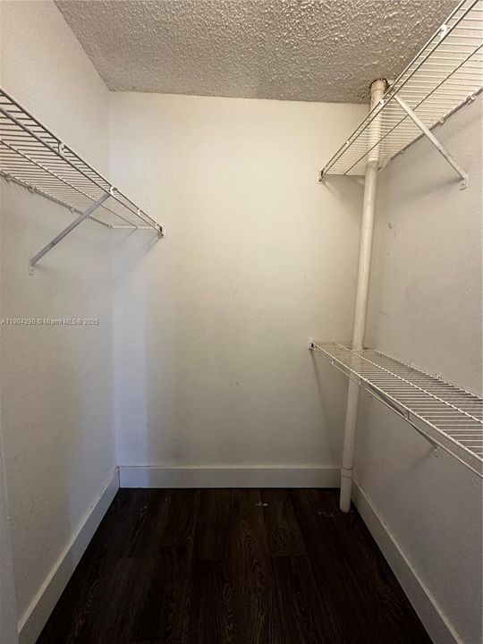 For Rent: $1,700 (1 beds, 1 baths, 712 Square Feet)