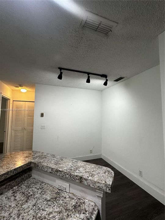 For Rent: $1,700 (1 beds, 1 baths, 712 Square Feet)