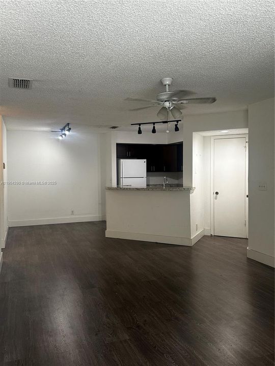 For Rent: $1,700 (1 beds, 1 baths, 712 Square Feet)