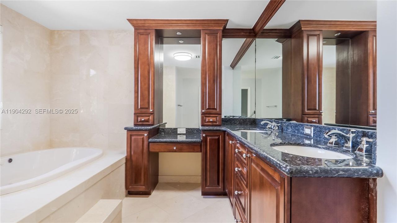 待售: $2,800,000 (6 贝兹, 4 浴室, 3772 平方英尺)