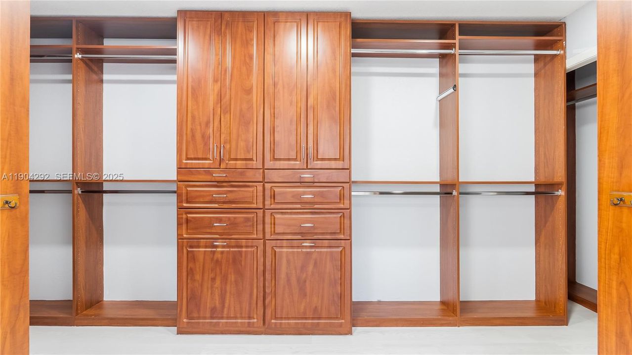 For Sale: $2,800,000 (6 beds, 4 baths, 3772 Square Feet)