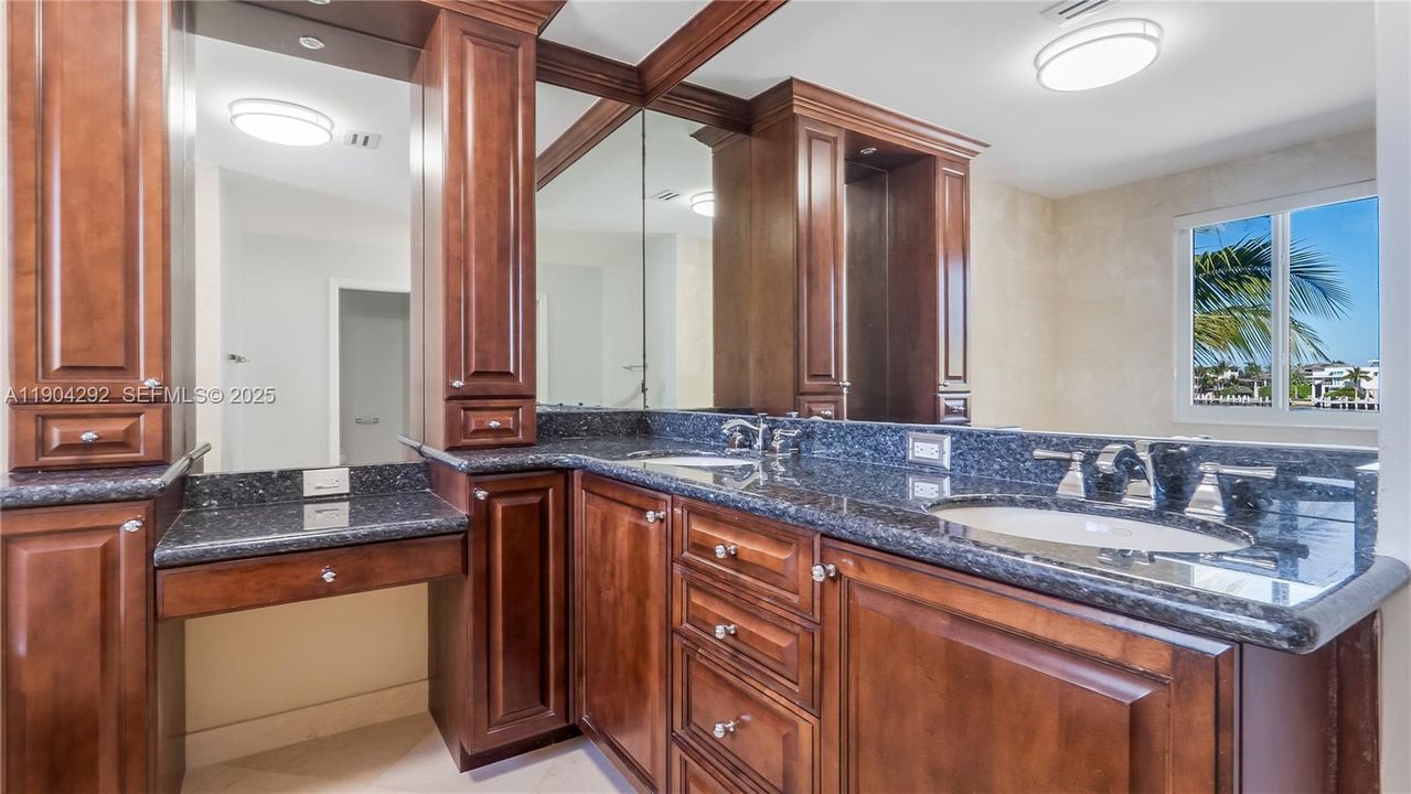 待售: $2,800,000 (6 贝兹, 4 浴室, 3772 平方英尺)