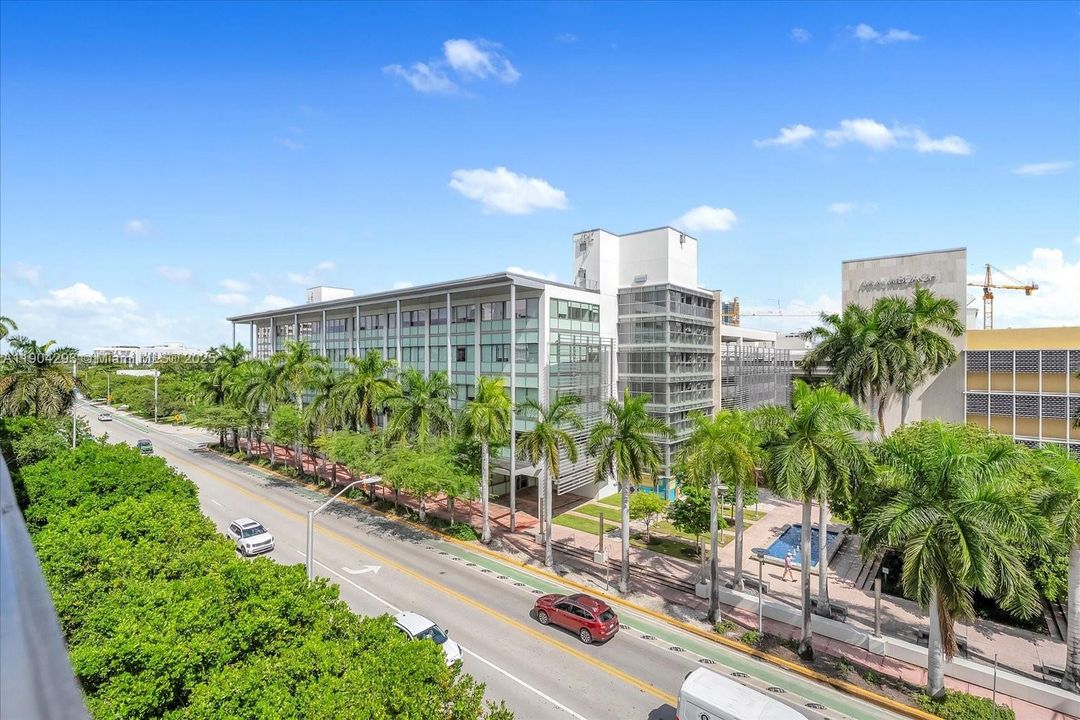 For Sale: $1,195,000 (2 beds, 2 baths, 1014 Square Feet)