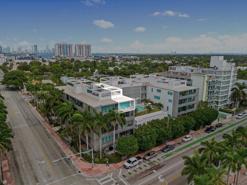 For Sale: $1,195,000 (2 beds, 2 baths, 1014 Square Feet)