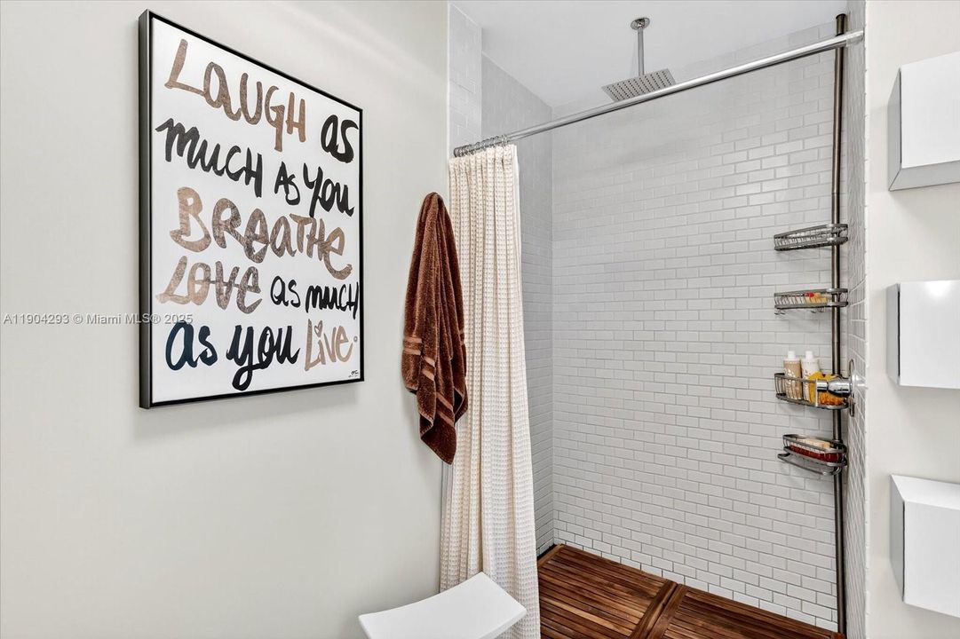 For Sale: $1,195,000 (2 beds, 2 baths, 1014 Square Feet)