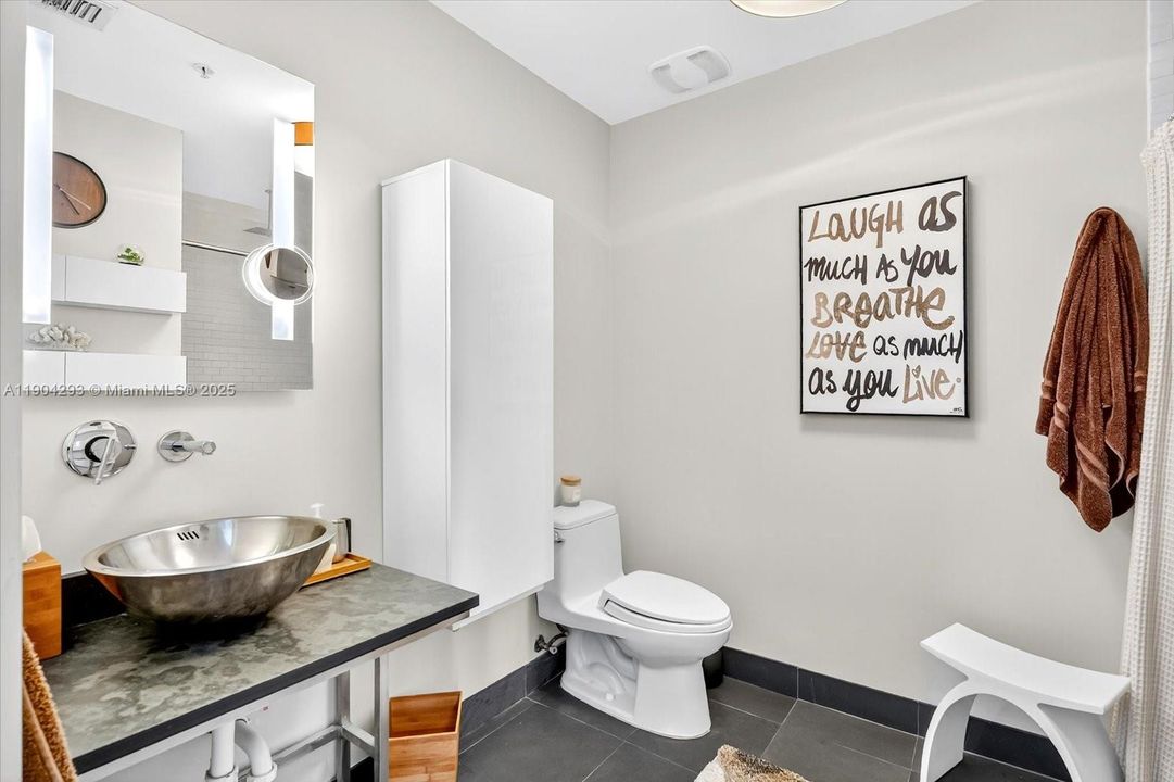 For Sale: $1,195,000 (2 beds, 2 baths, 1014 Square Feet)