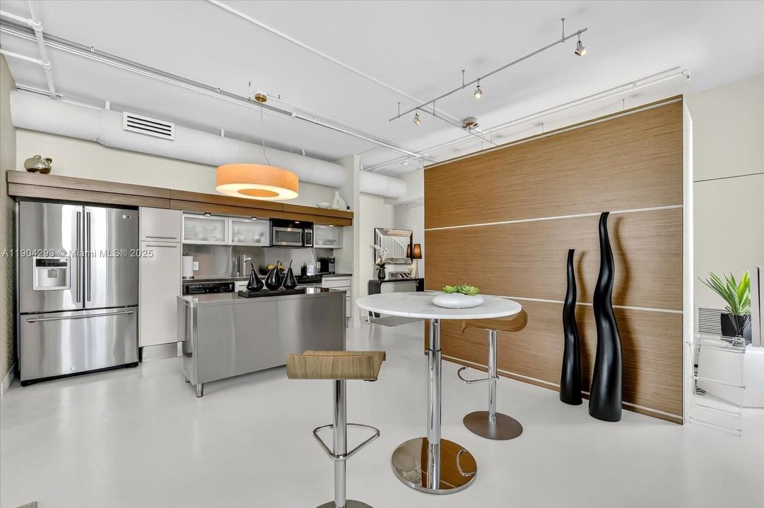 For Sale: $1,195,000 (2 beds, 2 baths, 1014 Square Feet)