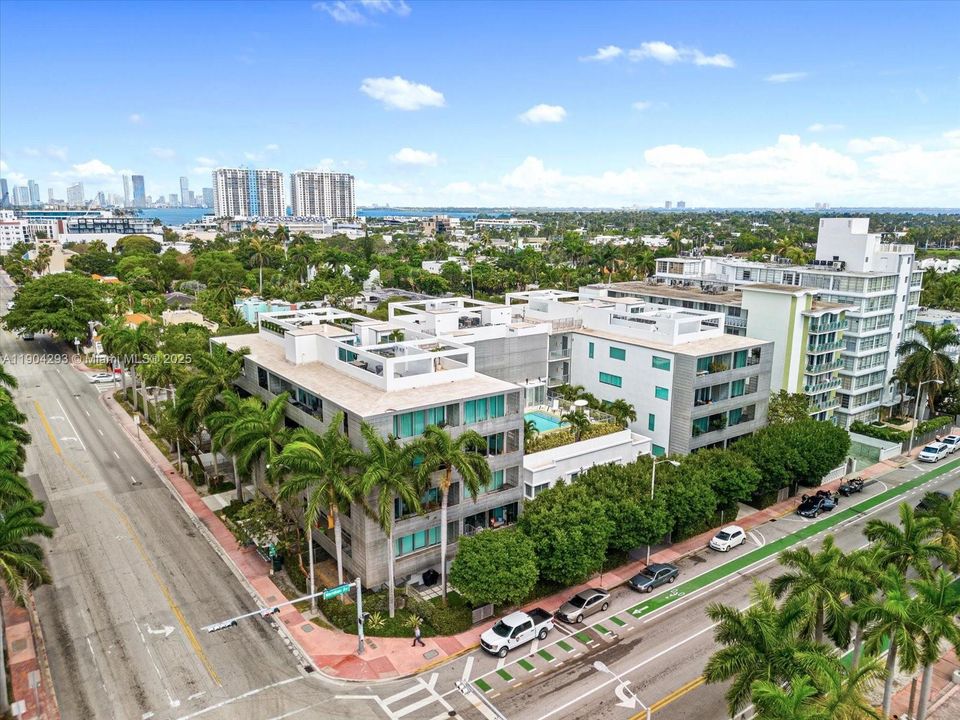 For Sale: $1,195,000 (2 beds, 2 baths, 1014 Square Feet)