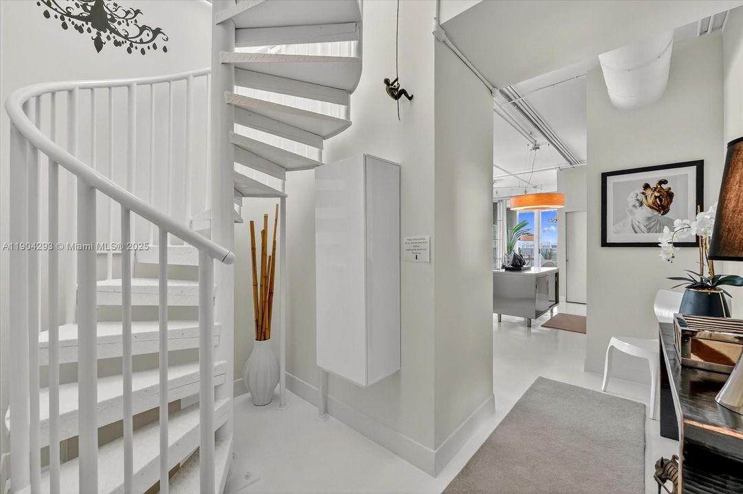 For Sale: $1,195,000 (2 beds, 2 baths, 1014 Square Feet)