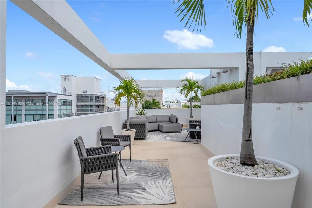 For Sale: $1,195,000 (2 beds, 2 baths, 1014 Square Feet)