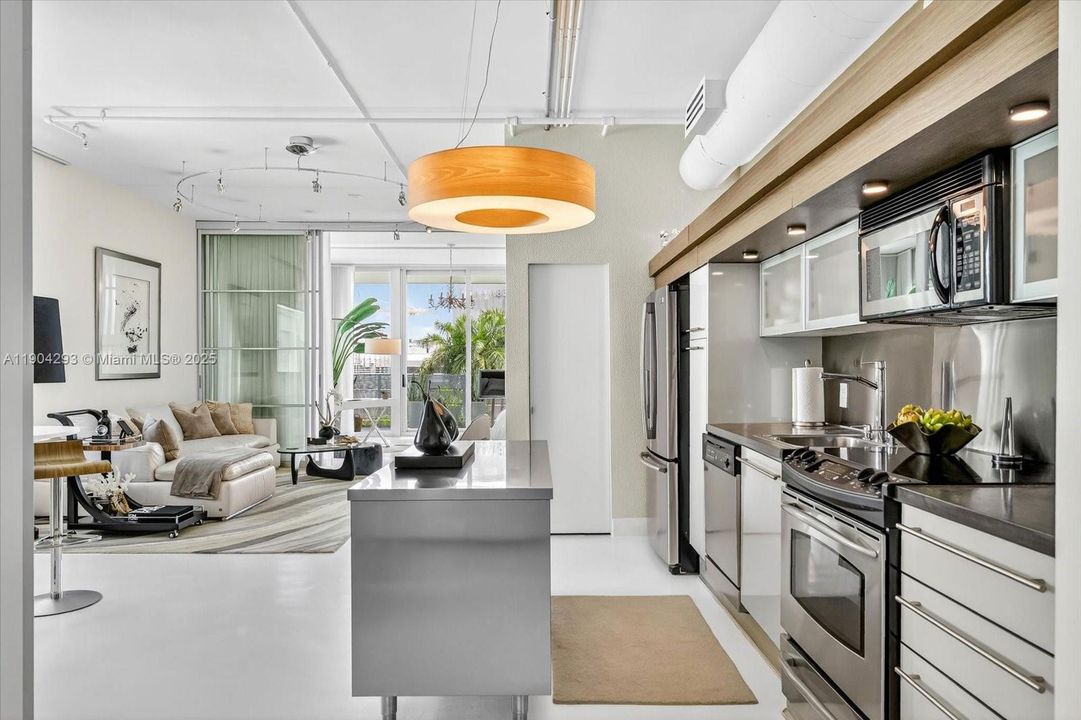 For Sale: $1,195,000 (2 beds, 2 baths, 1014 Square Feet)