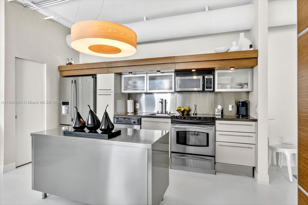 For Sale: $1,195,000 (2 beds, 2 baths, 1014 Square Feet)