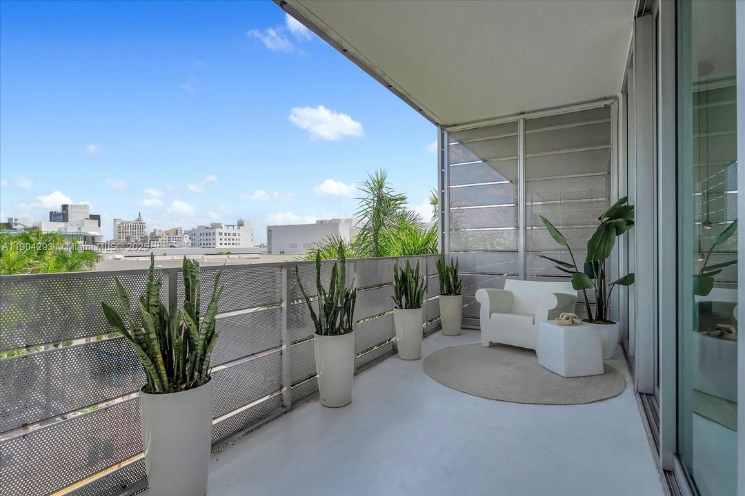 For Sale: $1,195,000 (2 beds, 2 baths, 1014 Square Feet)