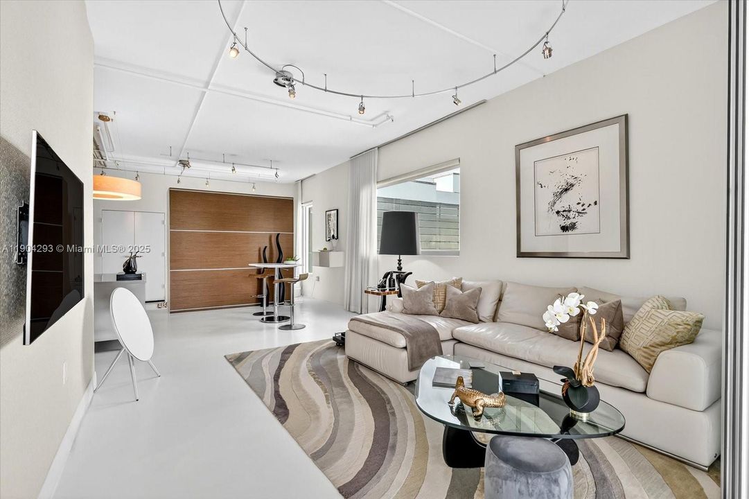 For Sale: $1,195,000 (2 beds, 2 baths, 1014 Square Feet)