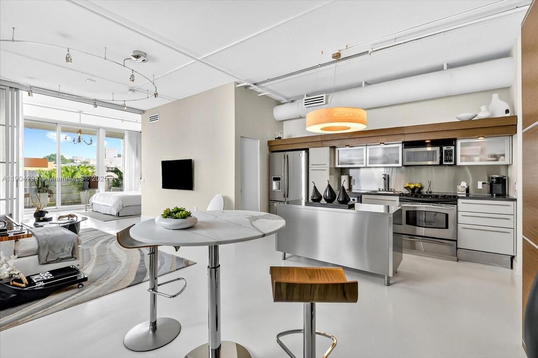 For Sale: $1,195,000 (2 beds, 2 baths, 1014 Square Feet)