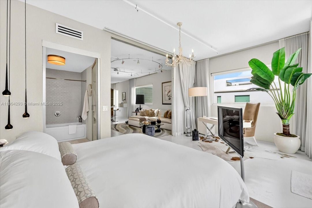 For Sale: $1,195,000 (2 beds, 2 baths, 1014 Square Feet)