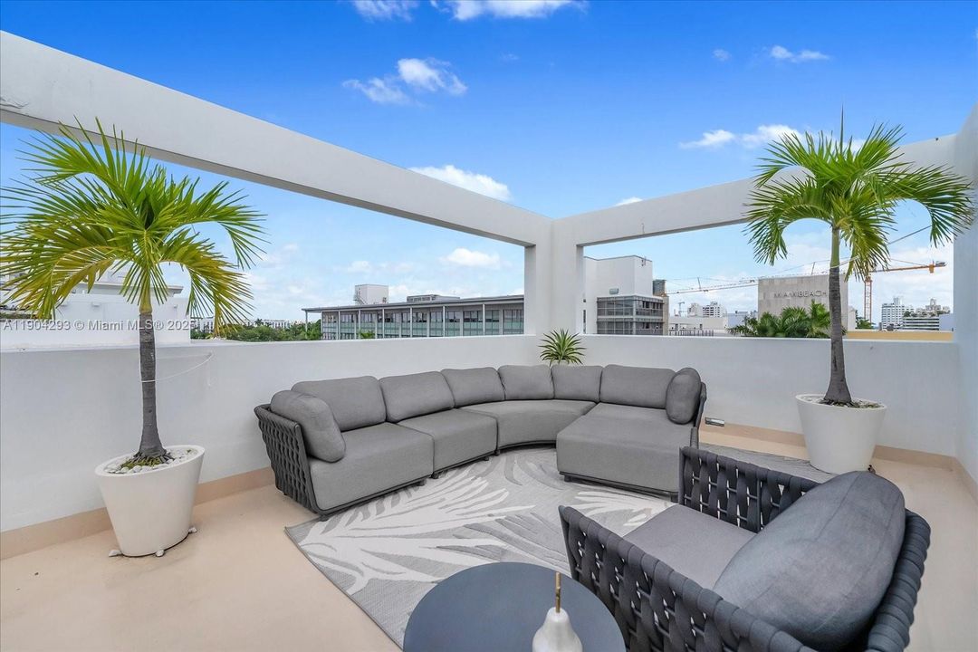 For Sale: $1,195,000 (2 beds, 2 baths, 1014 Square Feet)