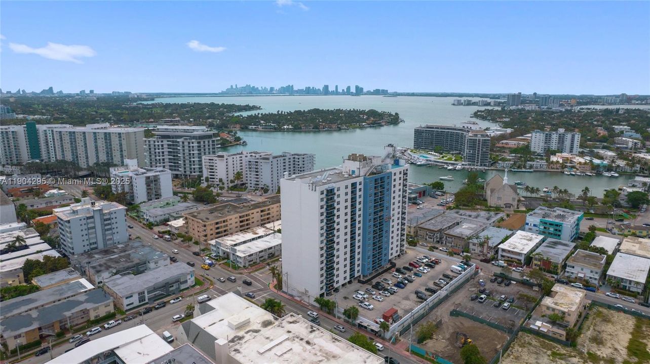 For Rent: $2,350 (1 beds, 1 baths, 898 Square Feet)