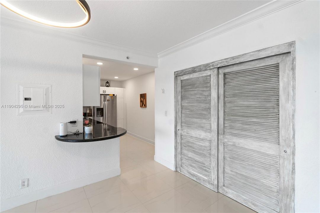 For Rent: $2,350 (1 beds, 1 baths, 898 Square Feet)