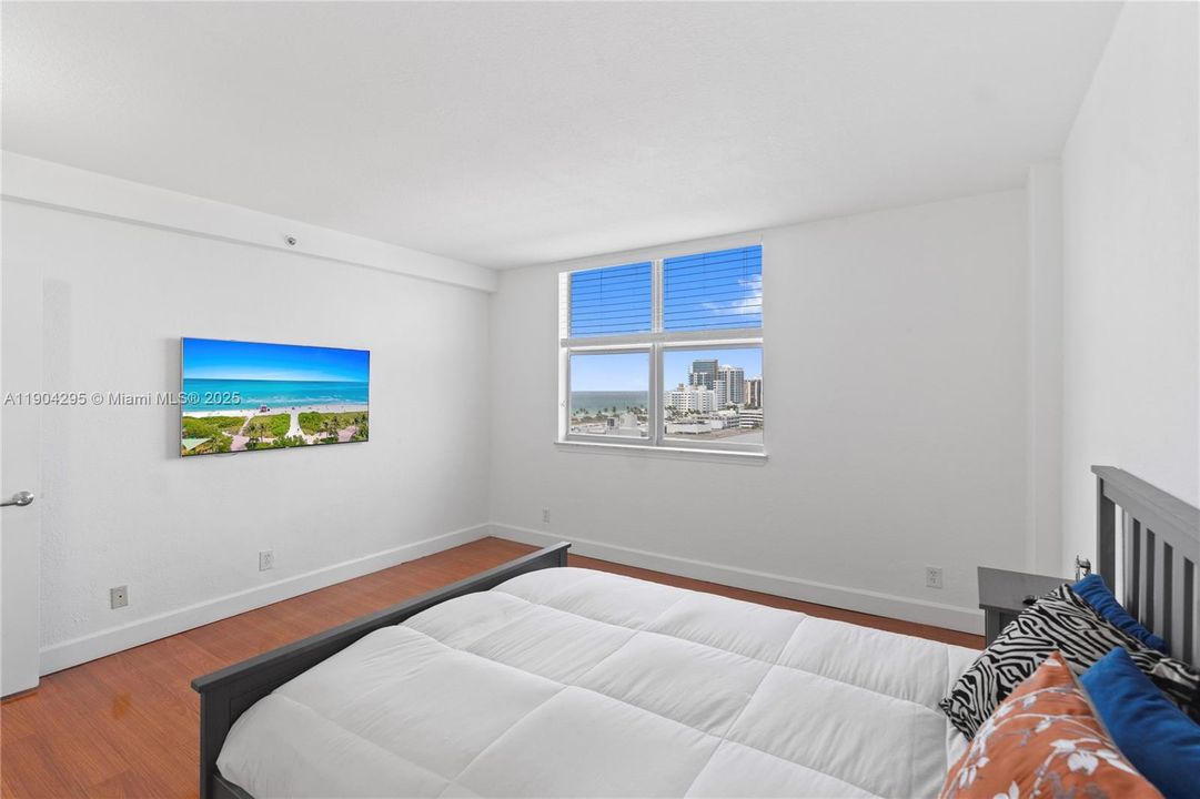 For Rent: $2,350 (1 beds, 1 baths, 898 Square Feet)