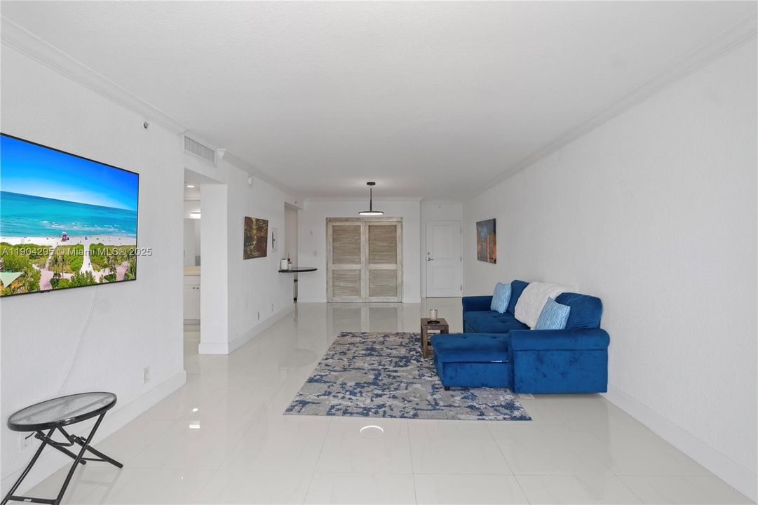 For Rent: $2,350 (1 beds, 1 baths, 898 Square Feet)