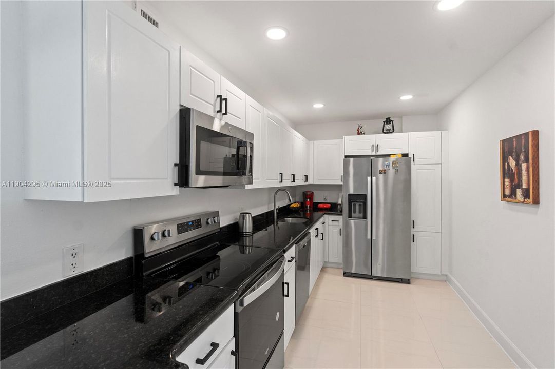 For Rent: $2,350 (1 beds, 1 baths, 898 Square Feet)