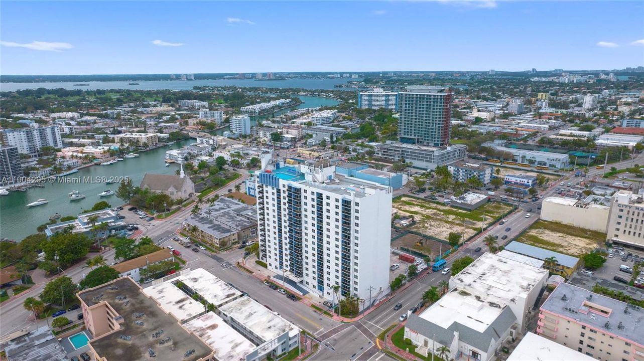 For Rent: $2,350 (1 beds, 1 baths, 898 Square Feet)