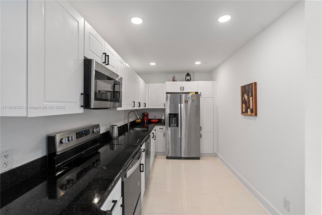For Rent: $2,350 (1 beds, 1 baths, 898 Square Feet)