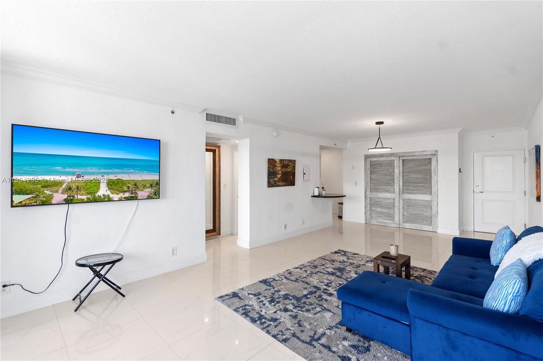 For Rent: $2,350 (1 beds, 1 baths, 898 Square Feet)