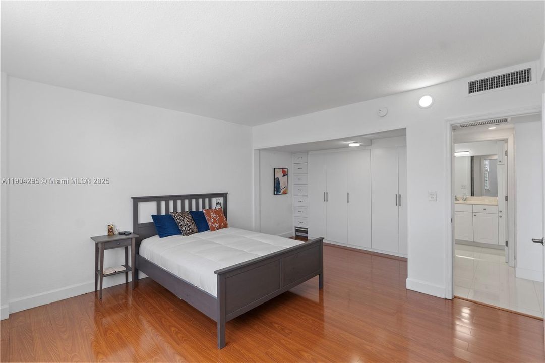 For Rent: $2,350 (1 beds, 1 baths, 898 Square Feet)
