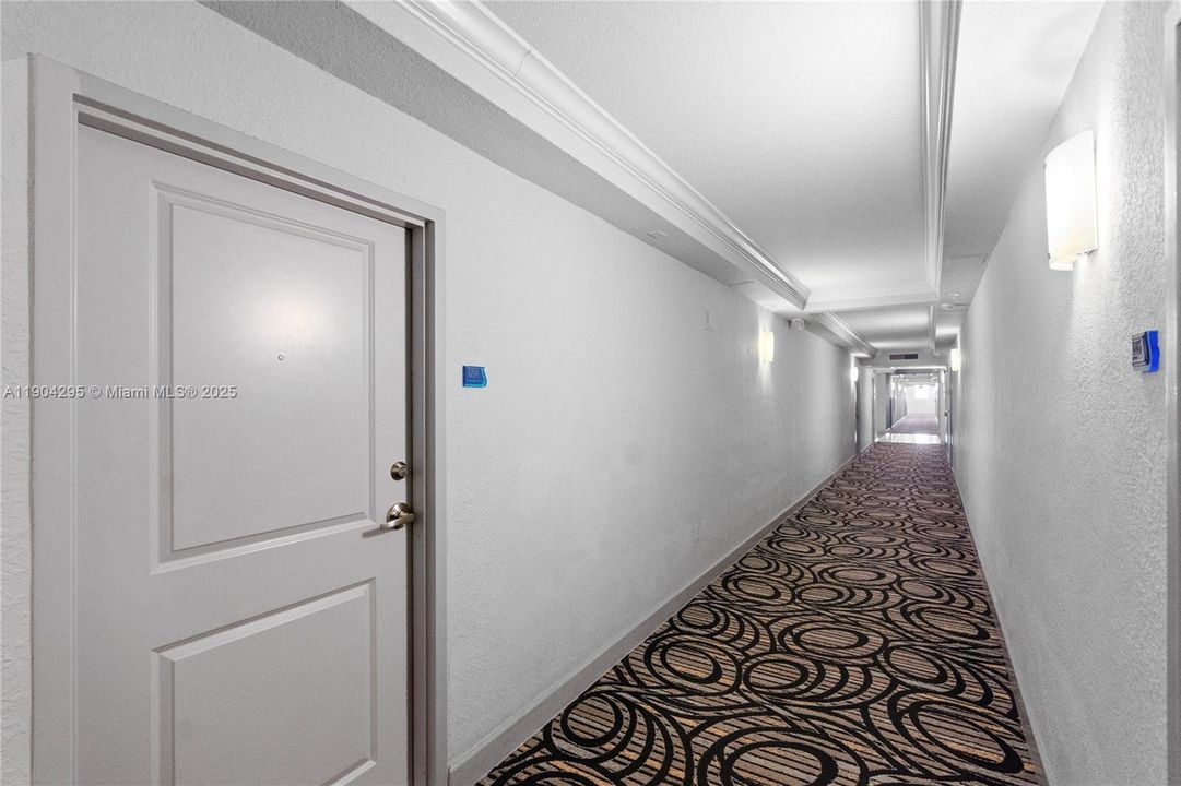 For Rent: $2,350 (1 beds, 1 baths, 898 Square Feet)