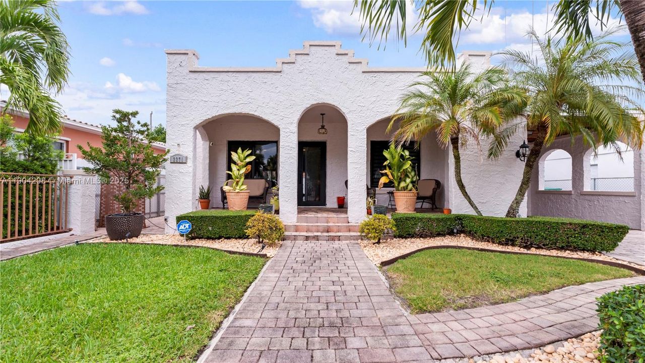 For Rent: $3,950 (3 beds, 1 baths, 1591 Square Feet)