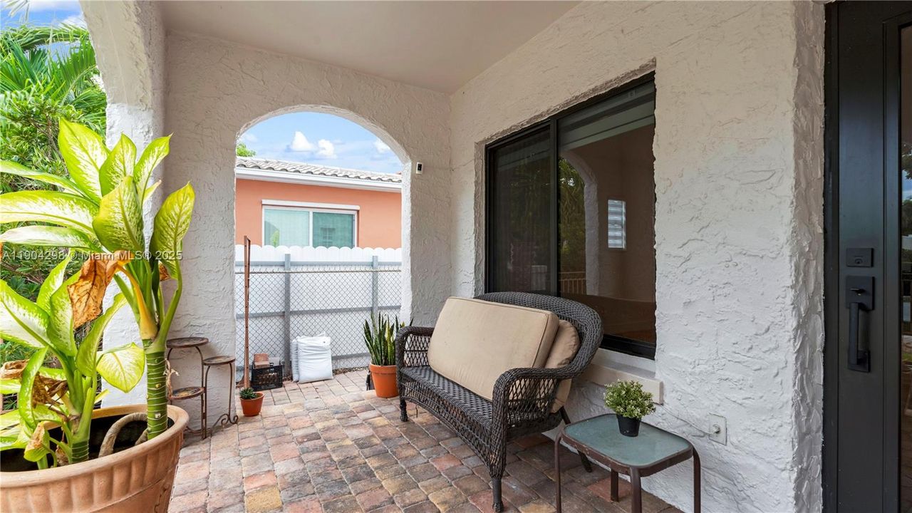 For Rent: $3,950 (3 beds, 1 baths, 1591 Square Feet)