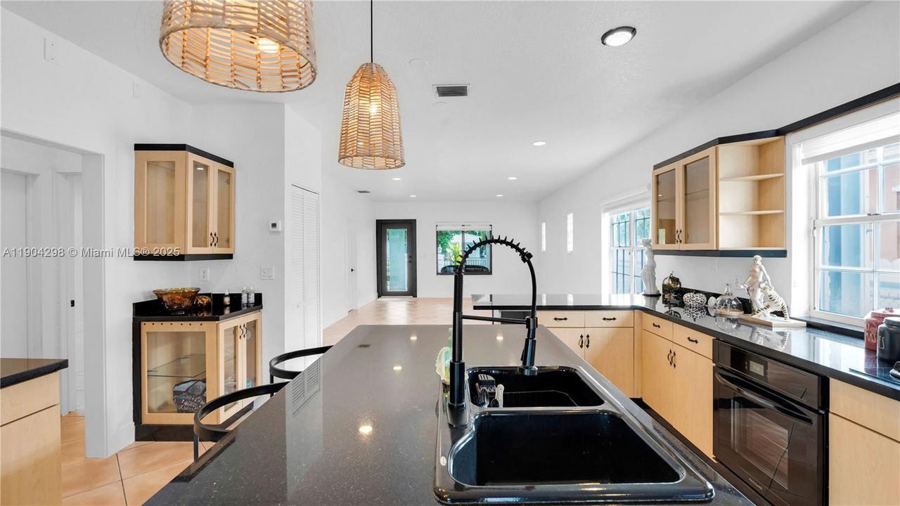 For Rent: $3,950 (3 beds, 1 baths, 1591 Square Feet)