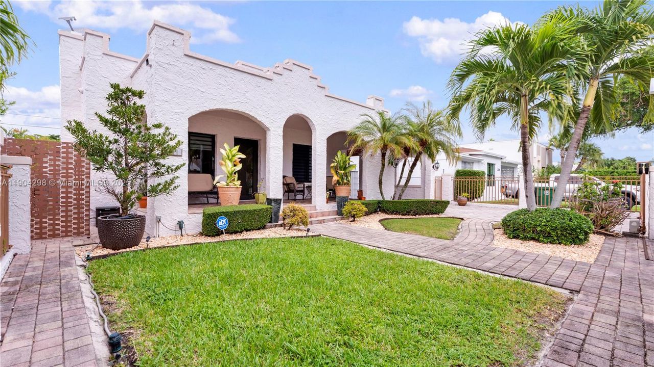 For Rent: $3,950 (3 beds, 1 baths, 1591 Square Feet)