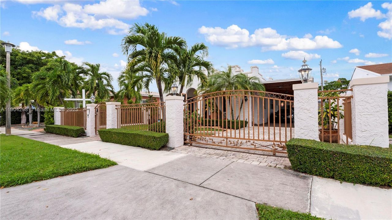 For Rent: $3,950 (3 beds, 1 baths, 1591 Square Feet)