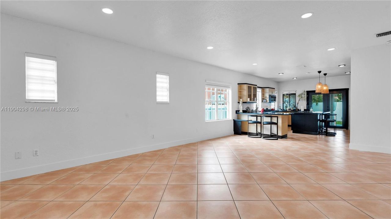 For Rent: $3,950 (3 beds, 1 baths, 1591 Square Feet)