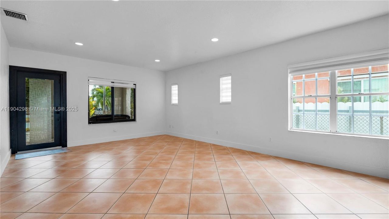 For Rent: $3,950 (3 beds, 1 baths, 1591 Square Feet)