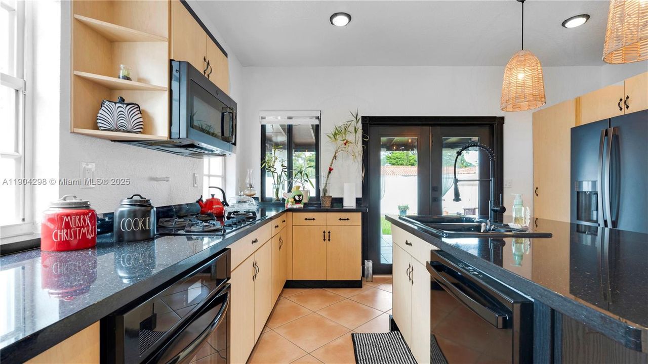 For Rent: $3,950 (3 beds, 1 baths, 1591 Square Feet)