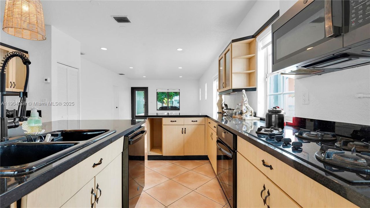 For Rent: $3,950 (3 beds, 1 baths, 1591 Square Feet)