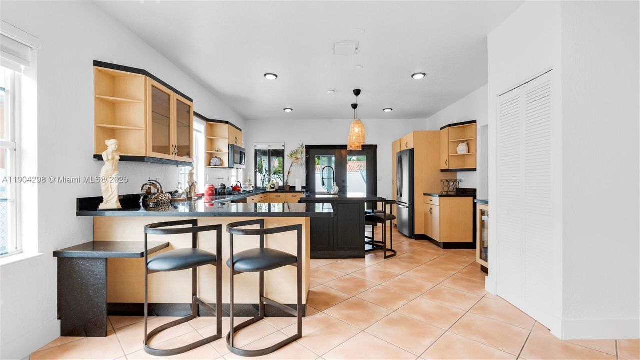 For Rent: $3,950 (3 beds, 1 baths, 1591 Square Feet)