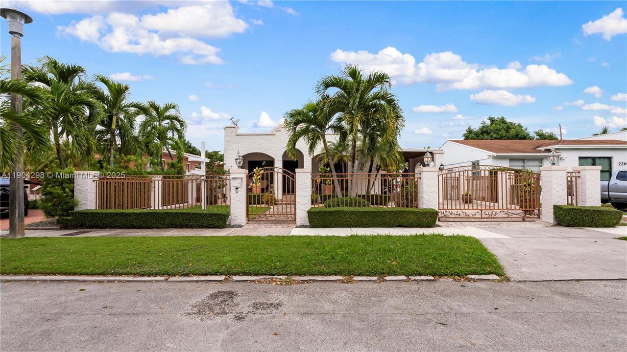 For Rent: $3,950 (3 beds, 1 baths, 1591 Square Feet)