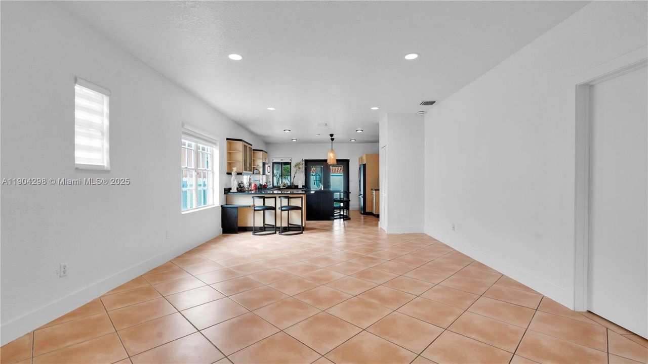 For Rent: $3,950 (3 beds, 1 baths, 1591 Square Feet)