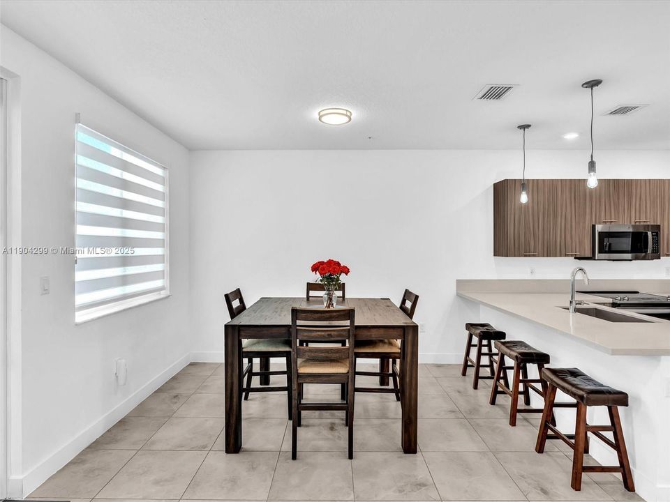 For Sale: $450,000 (3 beds, 2 baths, 1102 Square Feet)