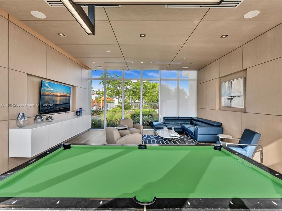 For Sale: $450,000 (3 beds, 2 baths, 1102 Square Feet)