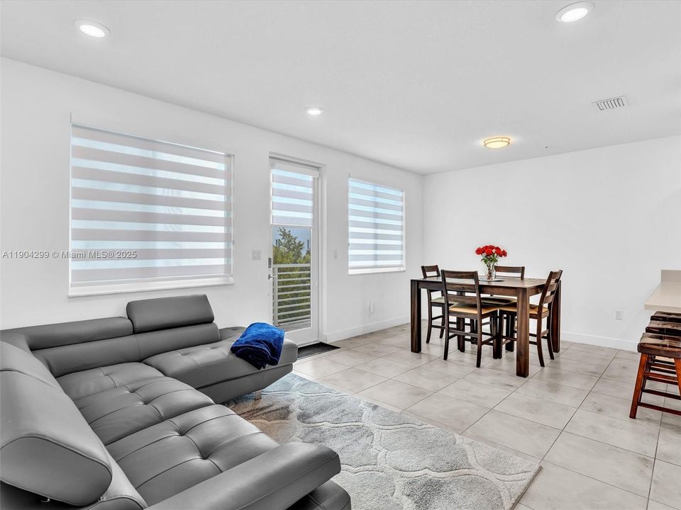 For Sale: $450,000 (3 beds, 2 baths, 1102 Square Feet)